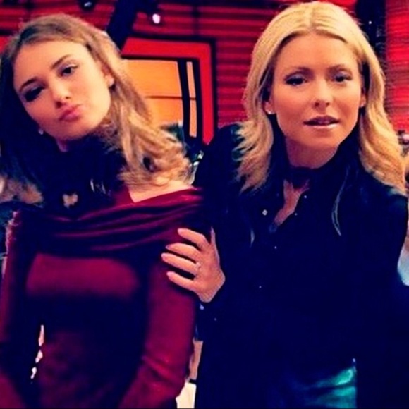 Meet your Poshtress ;) Leah Marie - Picture 14 of 17